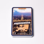 Wendelins Kartenspiele Quartett Städte Europas 32 Städte des Kontinents_25015 Das Quartett Städte Europas 32 Städte des Kontinents von Wendelins Kartenspiele zeigt ein Stadtbild mit dem Eiffelturm eine Europakarte und einen deutschen Text. Die Karten sind auf einer weißen Fläche gestapelt.
