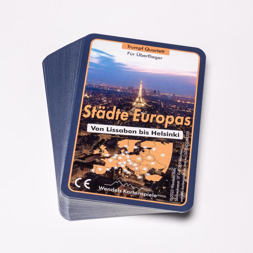 Wendelins Kartenspiele Quartett Städte Europas 32 Städte des Kontinents_25014 Quartett Städte Europas 32 Städte des Kontinents von Wendelins Kartenspiele zeigt ein Cover mit Paris bei Nacht eine Europakarte und den Untertitel "Von Lissabon bis Helsinki".