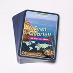 Wendelins Kartenspiele Quartett Seen 32 einzigartige Seen der Welt_25010 Ein Stapel blau umrandeter "Quartett Seen 32 einzigartige Seen der Welt"-Karten von Wendelins Kartenspielen zeigt ein felsiges Seeufer eine Weltkarte und den Titel auf der obersten Karte aufgefächert auf einer weißen Fläche.