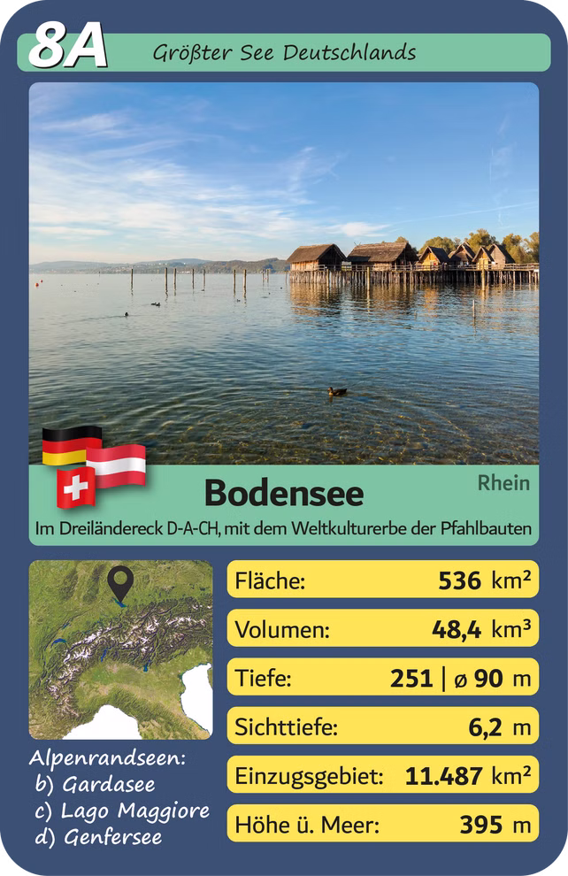 Wendelins Kartenspiele Quartett Seen 32 einzigartige Seen der Welt_25008 Eine Informationskarte aus dem "Quartett Seen 32 einzigartige Seen der Welt" von Wendelins Kartenspielen zeigt den Bodensee mit einem Stelzenhaus-Foto Statistiken (Fläche Volumen Tiefe) einer Karte und einer deutschen Flagge die die Lage der D-A-CH-Region
