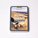 Ein Kartenspiel mit dem Titel Quartett Wüsten Sonderedition von Wendelins Kartenspiele das 32 Wüsten der Welt eine Wüstenlandschaft und eine Karte zeigt. Die Karten sind auf einer weißen Fläche gestapelt.