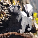 Figurine en bois de la moufette