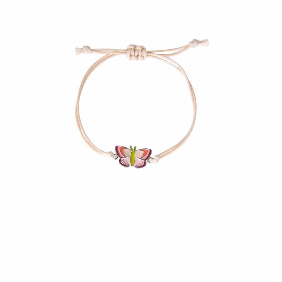 Global Affairs Armband Schmetterling Rosa verstellbar _26001 Das Armband Schmetterling Rosa verstellbar von Global Affairs ist ein beigefarbenes verstellbares Armband mit einem Schmetterlingsanhänger mit rosa roten und grünen Akzenten der auf einem weißen Hintergrund abgebildet ist.