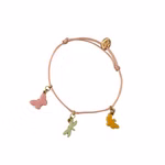 Das Armband Schmetterlinge verstellbar von Global Affairs besteht aus einer hellrosa verstellbaren Kordel drei Schmetterlingsanhängern in Rosa Grün und Gelb an goldenen Ringen und einer kleinen goldenen Scheibe mit eingraviertem Design in der Nähe des Knot