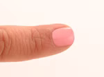 Namaki Cosmetics Nagellack 3er Set Pink Grün Pfirsich auf Wasserbasis_24834 Nahaufnahme eines kurzen Fingernagels mit glattem hellrosafarbenem Namaki Cosmetics Nagellack 3er Set (Pink Grün Pfirsich) auf Wasserbasis dargestellt vor einem schlichten hellen Hintergrund.