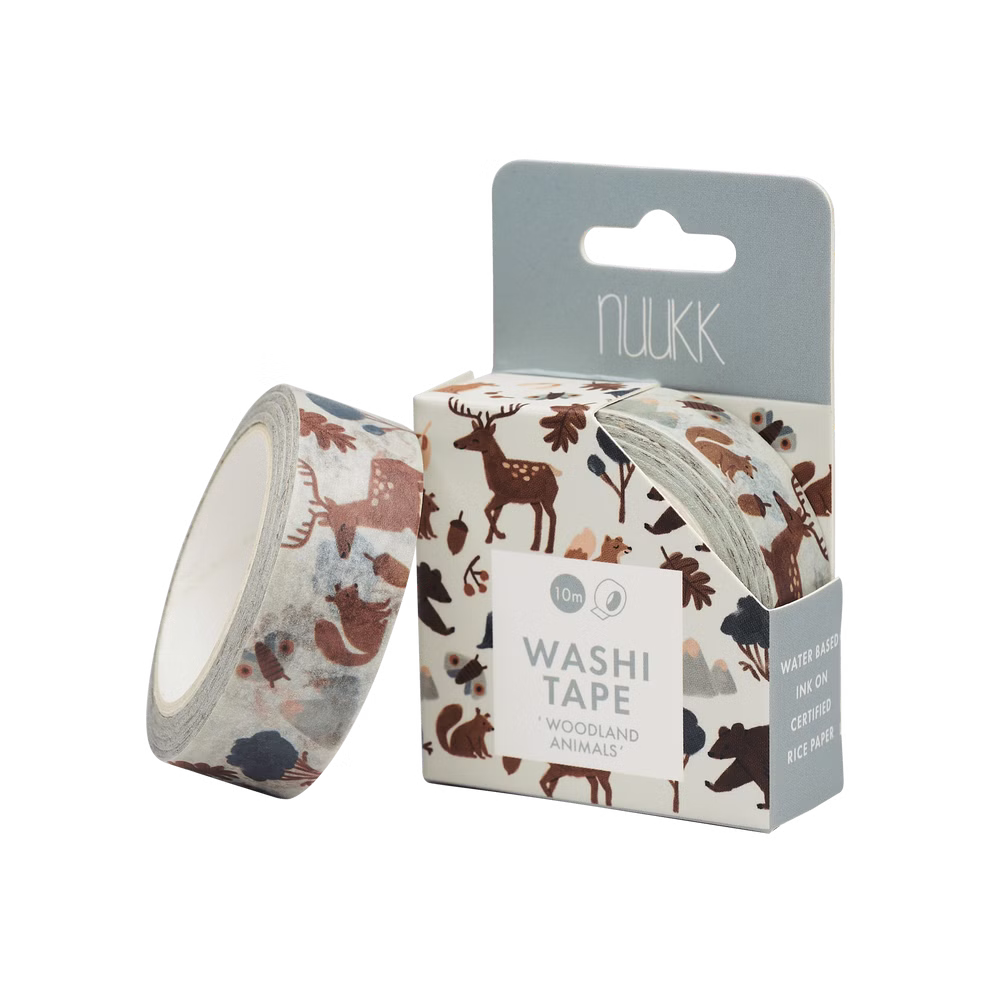 nuukk Washi Tape Waldtiere 15 cm x 10 m_25424 Eine Rolle und eine Schachtel nuukk Washi Tape Waldtiere (15 cm x 10 m) mit Waldtieren wie Rehen Füchsen und Hasen in Erdtönen; die Verpackung enthält Produktname und Marke.