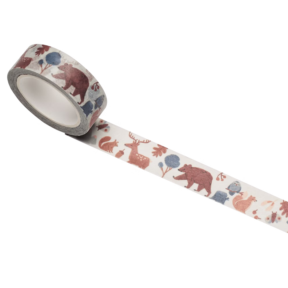 nuukk Washi Tape Waldtiere 15 cm x 10 m_25425 Das nuukk Washi Tape Waldtiere (15 cm x 10 m) zeigt ein Waldtiermuster mit Bär Hirsch Eichhörnchen und Bäumen in erdigen Braun- Blau- und gedeckten Orangetönen.