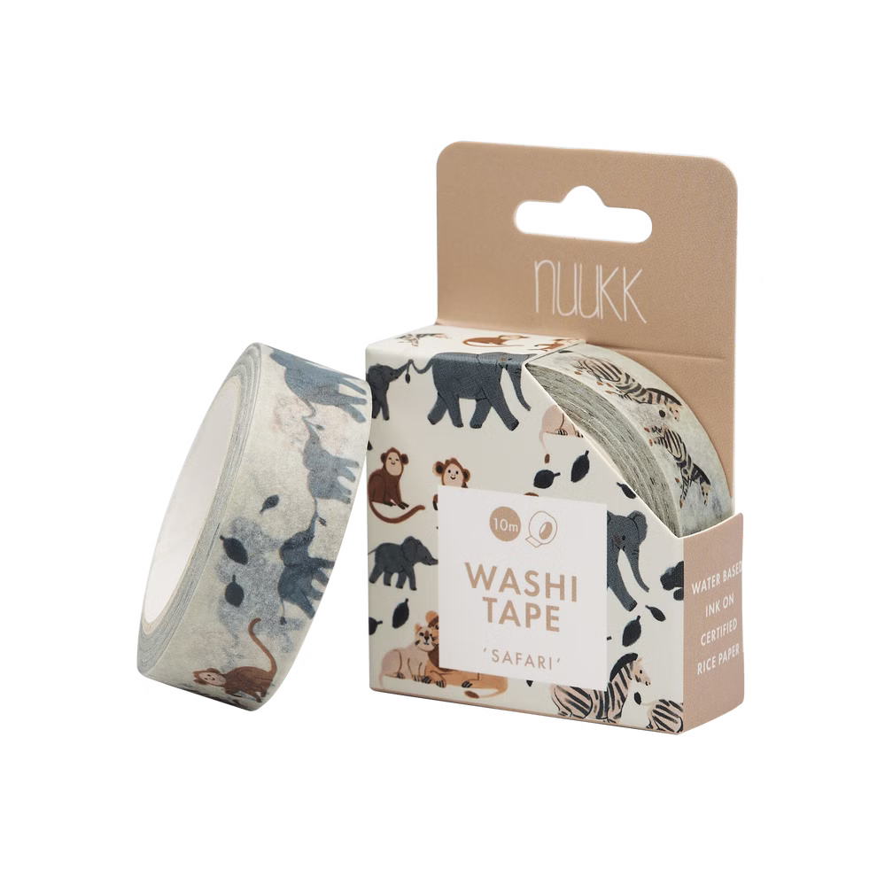 nuukk Washi Tape Safari 15 cm x 10 m_25428 Eine Rolle und eine Schachtel nuukk Washi Tape Safari (15 cm x 10 m) mit Safaritieren wie Elefanten Löwen Affen und Zebras mit dem Produktnamen auf der Verpackung.