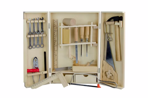Outils dans une boîte en bois