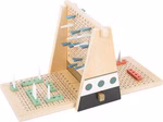 Das kleine Fuß Strategiespiel Regatta Schiffe versenken ist ein Holzspielset mit zwei klappbaren Spielbrettern einem aufrechten Teiler und farbigen Stiften um Schiffe und Züge zu verfolgen.