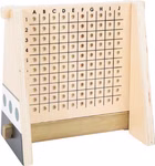 Das kleine Strategiespiel Regatta Schiffe versenken ist ein hölzernes Spielbrett mit einem Raster das mit A-J und 1-5 beschriftet ist und in jedem Quadrat Löcher für Stifte aufweist.