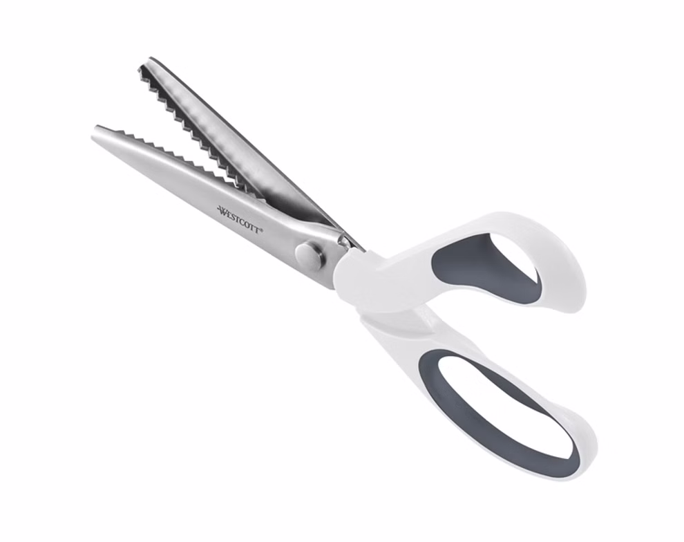 Westcott Zackenschere Kunststoffgriff 24 cm_25592 Der Westcott Zackenschere Kunststoffgriff 24 cm mit Zickzackklingen aus rostfreiem Stahl und einem weiß-grauen Griff eignet sich perfekt zum Schneiden von Stoffkanten mit dekorativem Touch.