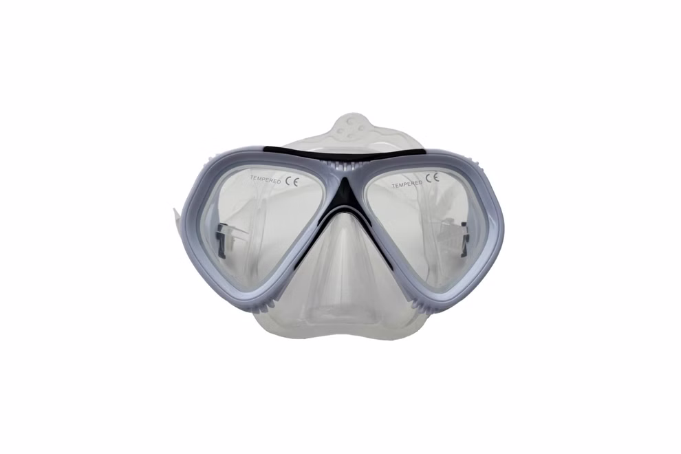 Schildkröt Erwachsenen Tauchmaske "Tupai"
Tauchmaske "Tupai" mit seitlichen Sichtfenstern_26665 Die Erwachsenen Tauchmaske "Tupai" von Schildkröt mit seitlichen Sichtfenstern wird frontal vor weißem Hintergrund gezeigt.
