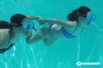 Schildkröt Junior Tauchmaske Tahiti
4+ _26658 Zwei Personen tragen Schildkröt Junior Tauchmaske Tahiti Schwimmbrillen während sie sich an den Händen halten und in einem Pool unter Wasser schwimmen. Die rechte Person trägt einen blauen Bikini die linke Person trägt einen schwarzen. Das Schildkröt-Logo