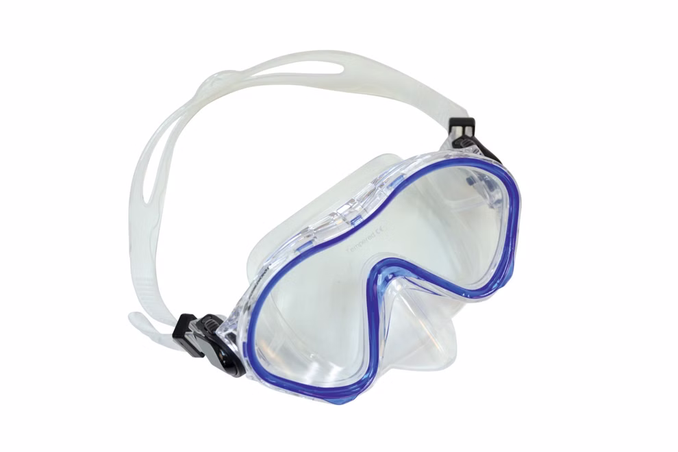Schildkröt Junior Tauchmaske Tahiti
4+ _26660 Die Schildkröt Junior Tauchmaske Tahiti 4+ ist eine durchsichtige Tauchmaske mit blauem Rand und einem verstellbaren weißen Band auf weißem Hintergrund.