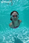 Schildkröt Junior Schwimmbrille rot
Bali 4+ rot inklusive Aufbewahrungstasche_26646 Ein Mädchen trägt die Schildkröt Junior Schwimmbrille Bali 4+ rot beim Schwimmen unter Wasser in einem klaren blauen Pool. Sonnenlichtmuster tanzen auf dem Boden. Das SCHILDKRÖT-Logo erscheint in der oberen linken Ecke. Inklusive Aufbewahrungstasche.