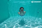 Schildkröt Junior Schwimmbrille rot
Bali 4+ rot inklusive Aufbewahrungstasche_26647 Ein Schwimmer trägt Schildkröt Junior Schwimmbrille rot (Bali 4+) unter Wasser in einem klaren blauen Pool. Das Sonnenlicht bildet wellenförmige Muster auf dem Beckenboden. Das Schildkröt-Logo ist in der oberen rechten Ecke zu sehen.