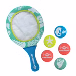 Schildkröt Schildkröt Neopren Diving Game
Catch _26548 Das Schildkröt Neopren-Tauchspiel Catch besteht aus einem farbenfrohen Paddel mit Netzkern und Meeresmotiven sowie vier flachen Bällen mit Zahlen und Abbildungen von Seepferdchen Muscheln Seesternen und Schildkröt-Logos.