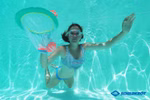 Schildkröt Schildkröt Neopren Diving Game
Catch _26549 Ein Schwimmer mit Schwimmbrille spielt unter Wasser in einem Pool und fängt einen Ball mit dem Schildkröt Neopren Diving Game Catch Netz. Das klare blaue Wasser unterstreicht den Spaß und in der Ecke ist das Schildkröt-Logo zu sehen.
