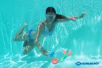 Schildkröt Schildkröt Neopren Diving Game
Catch _26550 Eine Person mit Schwimmbrille und gestreiftem Badeanzug spielt unter Wasser mit dem Schildkröt Neopren-Tauchspiel und fängt schwimmende Objekte ein während Sonnenlichtmuster auf dem Poolboden tanzen. Das Schildkröt-Logo ist in der unteren rechten Ecke zu s