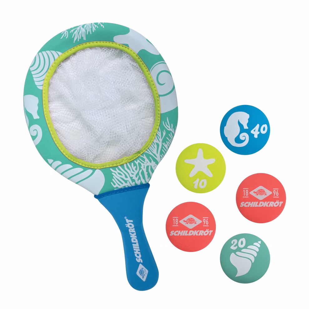 Schildkröt Schildkröt Neopren Diving Game
Catch _26548 Das Schildkröt Neopren-Tauchspiel Catch besteht aus einem farbenfrohen Paddel mit Netzkern und Meeresmotiven sowie vier flachen Bällen mit Zahlen und Abbildungen von Seepferdchen Muscheln Seesternen und Schildkröt-Logos.