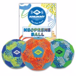 Drei bunte Schildkröt Beach Fußball Neoprenbälle mit sechseckigen Mustern sind vor einer Schildkröt Box mit blauer gelber und oranger Grafik und dem Text "Beach Fußball" abgebildet.