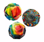 Schildkröt High Bounce Balls (Flummies) 3-er Set _26503 Das Schildkröt High Bounce Balls (Flummies) 3-er Set besteht aus drei farbenfrohen facettierten Kugeln mit lebhaften abstrakten Mustern - Wirbel geometrische Formen und Regenbogenfarben - auf weißem Hintergrund.