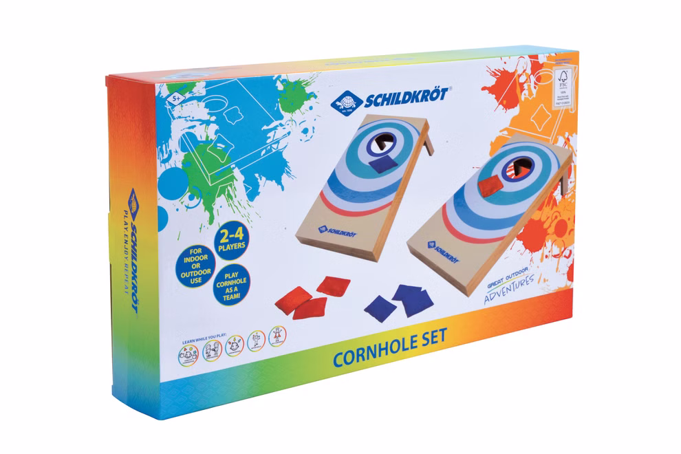 Schildkröt Schildkröt Cornhole Set Bean Bag oder Sackloch_25706 Eine farbenfrohe Schachtel präsentiert das Schildkröt Cornhole Set Bean Bag oder Sackloch von Schildkröt mit zwei Cornhole-Brettern und roten und blauen Bohnensäcken. Die Verpackung zeigt bunte Spritzer und wichtige Spieldetails für 2-4 Spieler.