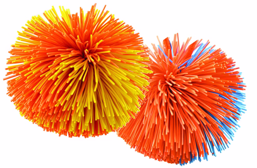 Schildkröt Ogo Sport Ersatzbälle 2er Pack_25703 Gezeigt werden zwei Ogo Sport Ersatzbälle von Schildkröt. Ein Ball ist überwiegend gelb und orange der andere ist überwiegend orange mit blauen Fäden. Beide bunten Bälle erscheinen vor einem weißen Hintergrund. Das Set enthält 2 Ersatzbälle.
