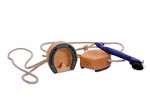 Jamso Design Shaddy Hufe _26706 Das Shaddy Hufe Pflegeset von Jamso Design besteht aus einer Bürste mit blauem Griff einem hufförmigen Holzwerkzeug mit Hufeisen und einem geflochtenen Seil das die beiden miteinander verbindet alles auf weißem Hintergrund.
