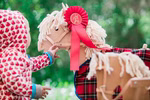Alegre caballito balancín