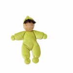 Die Käthe Kruse Waldorfpuppe Lolo moos ist eine weiche Puppe in einem hellgrünen Outfit und passendem Hut mit braunem Haar rosigen Wangen und einem einfachen Lächeln. Die Puppe ist vor einem weißen Hintergrund abgebildet.
