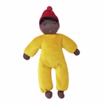 Käthe Kruse Waldorfpuppe Nana safran 35 cm_26613 Die Käthe Kruse Waldorfpuppe Nana safran 35 cm ist eine weiche Plüschpuppe mit dunkelbrauner Haut schwarzen Haaren einem roten Hut und einem gelben Einteiler. Sie hat einfache Gesichtszüge und schlaffe Arme und Beine.