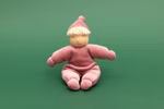 Die Käthe Kruse Waldorfpuppe Lolo 21 cm ist eine beigefarbene Stoffpuppe mit blondem Haar und rosafarbenem Outfit inklusive Zipfelmütze abgebildet auf einem einfarbig grünen Hintergrund.