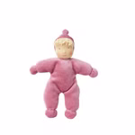 Die Käthe Kruse Waldorfpuppe Lolo rosa 21 cm ist eine weiche Plüschpuppe im rosa Outfit mit passendem Hut hellem Garnhaar und schlichten Gesichtszügen dargestellt auf weißem Hintergrund.