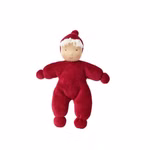 Die Käthe Kruse Waldorfpuppe Lolo Rubin 21 cm ist eine weiche Stoffpuppe mit rundem Gesicht weißem Garnhaar rotem Körperanzug mit Zipfelmütze Armen und Beinen sowie einfach gesticktem Lächeln und Augen.