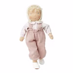 Die Käthe Kruse Waldorfpuppe Hannah 38 cm ist eine weiche Stoffpuppe mit heller Haut blondem Garnhaar blauen gestickten Augen und rosa Latzhose. Sie trägt ein weißes Häubchen ein weißes gepunktetes Hemd und weiße Schuhe die vor einem weißen Hintergrund abg