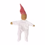 Die Käthe Kruse Waldorfpuppe Nini Liebchen 21 cm ist eine weiche Stoffpuppe mit brauner Haut bekleidet mit einem weißen Anzug mit roten und blauen Punkten und einem rosa Zipfelhut. Die Puppe hat ein einfach genähtes Gesicht und ausgestreckte Gliedmaßen.