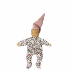 Die Käthe Kruse Waldorfpuppe Nini Blümchen 22 cm ist eine weiche Puppe mit gestickten Gesichtszügen einem lächelnden Gesicht blumengemustertem Outfit rosa Zipfelmütze und ausgestreckten Armen dargestellt auf einem schlichten weißen Hintergrund.