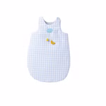 Der Käthe Kruse Schlafsack für Waldorfpuppen ist ein blau-weiß karierter Puppenschlafsack für Puppen der Größe 25-30 cm verziert mit aufgestickter blauer Wolke und gelbem Halbmond an Fäden.