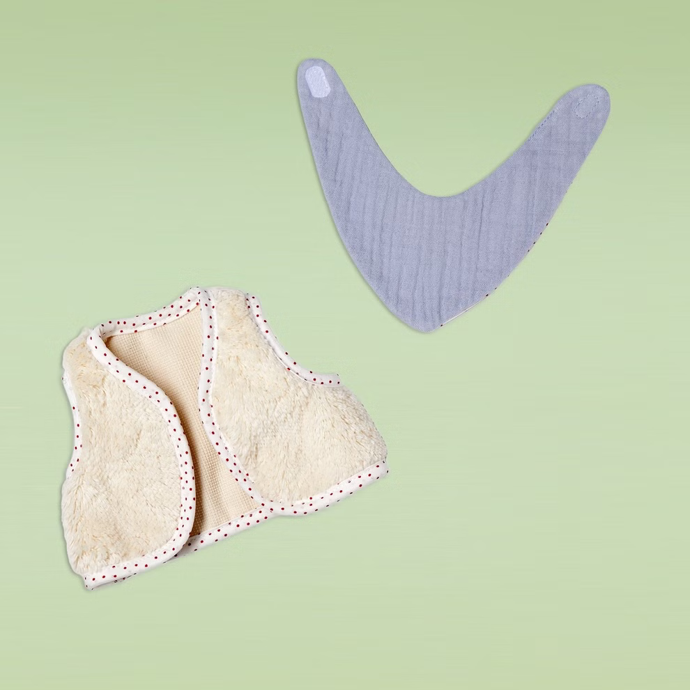 Gilet avec foulard pour poupées Waldorf Gilet avec foulard pour poupées Waldorf