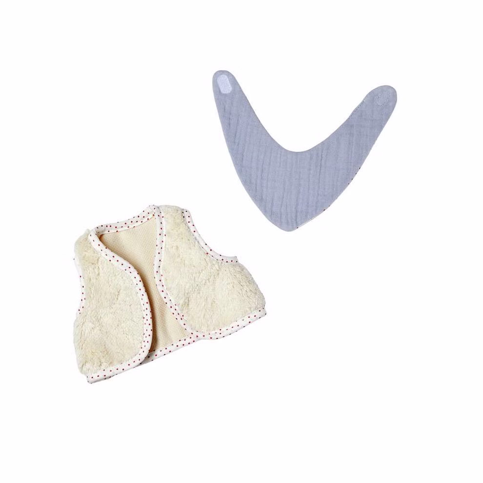Gilet avec foulard pour poupées Waldorf Gilet avec foulard pour poupées Waldorf