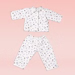 Käthe Kruse Schlafanzug für Waldorfpuppen für Puppen der Größe 20 - 25 cm _26166 Der Käthe Kruse Schlafanzug für Waldorfpuppen (20-25 cm) ist ein passendes weißes Set mit einem langärmeligen Hemd zum Knöpfen und einer Hose die mit kleinen roten blauen und schwarzen Aufdrucken auf rosa Hintergrund verziert ist.