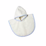 Käthe Kruse Badeponcho für Waldorfpuppen für Puppen der Größe 28-35 cm _26608 Der Käthe Kruse Badeponcho für Waldorfpuppen (für Puppen 28-35 cm) ist ein rundes weißes Babyhandtuch mit hellblauem Saum und angesetzter Kapuze abgebildet auf weißem Grund.