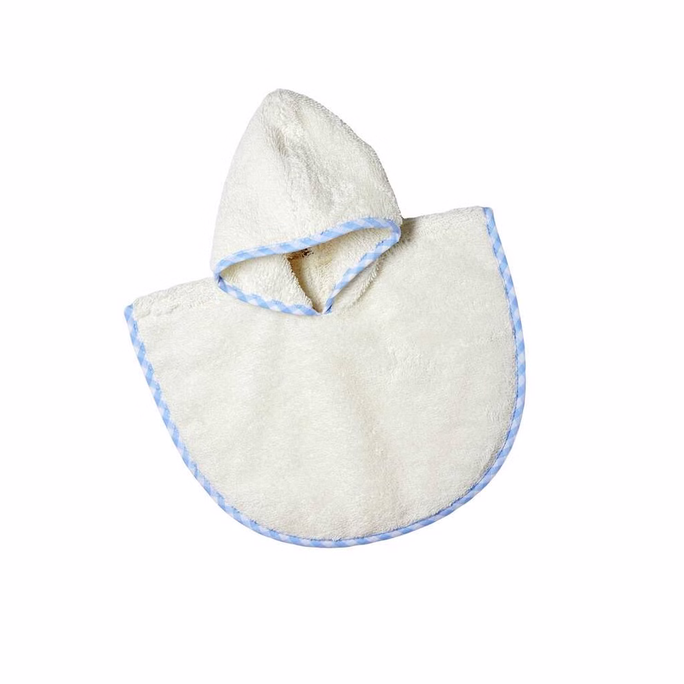 Käthe Kruse Badeponcho für Waldorfpuppen für Puppen der Größe 28-35 cm _26608 Der Käthe Kruse Badeponcho für Waldorfpuppen (für Puppen 28-35 cm) ist ein rundes weißes Babyhandtuch mit hellblauem Saum und angesetzter Kapuze abgebildet auf weißem Grund.