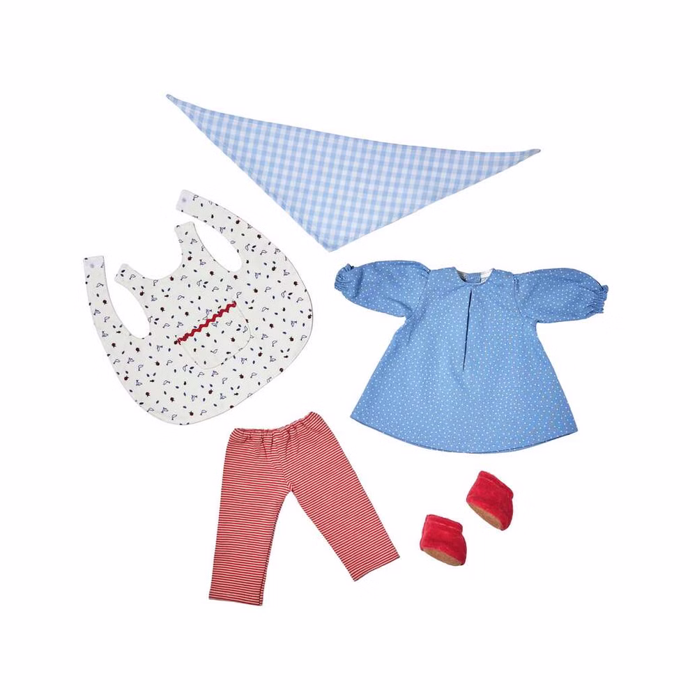 Käthe Kruse Kleidungsset Tilda Puppenbekleidung _26590 Das Käthe Kruse Kleidungsset Tilda Puppenbekleidung besteht aus einem blau gepunkteten Kleid einer rot-weiß gestreiften Hose einem weißen Lätzchen mit kleinen Mustern einem blau karierten Schal und roten Schuhen auf weißem Hintergrund.