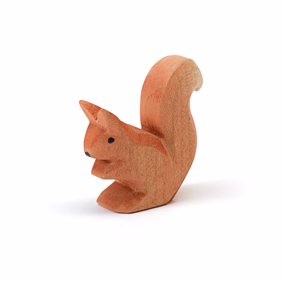 Ostheimer Ostheimer Eichhörnchen sitzend Ahorn_26919 Das Ostheimer Eichhörnchen sitzend Ahorn ist eine kleine hölzerne Eichhörnchenfigur von Ostheimer mit hochgezogenem Schwanz hellbrauner Farbe und einfachen schwarzen Augen auf weißem Hintergrund.
