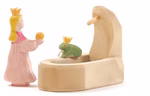 Ostheimer Ostheimer Froschkönig Ahorn_26995 Der Ostheimer Froschkönig Ahorn von Ostheimer zeigt eine hölzerne Prinzessin mit einer goldenen Kugel neben einem gekrönten Frosch der auf einem einfachen Holzbrunnen sitzt.