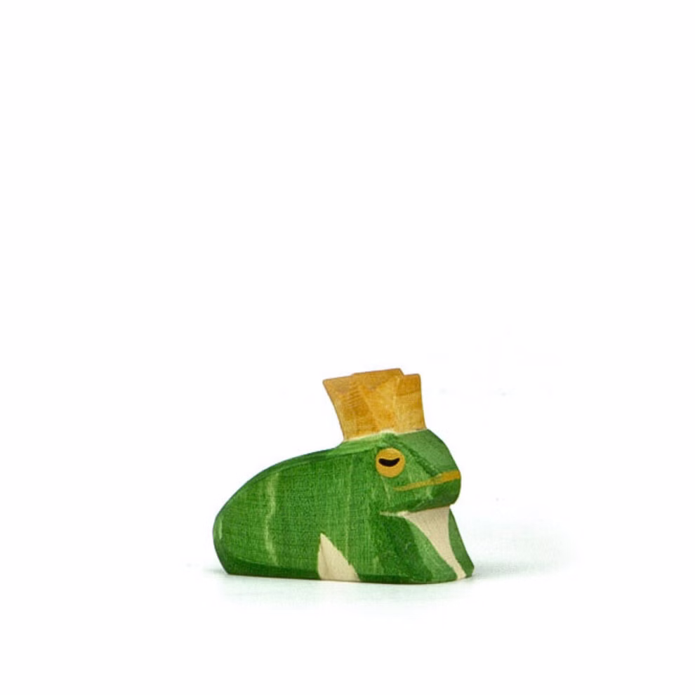 Ostheimer Ostheimer Froschkönig Ahorn_34335 Der Ostheimer Froschkönig Ahorn eine kleine grüne Holzfroschfigur mit gelber Krone von Ostheimer steht auf einem schlichten weißen Hintergrund.