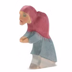Die Ostheimer Hexe Ahorn ist eine handgeschnitzte Holzfigur einer Frau mit rotem Kopftuch und blauem Kleid die den Arm nach vorne beugt mit einfachen stilisierten gemalten Details.